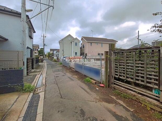 前面道路を含めた現地写真です。