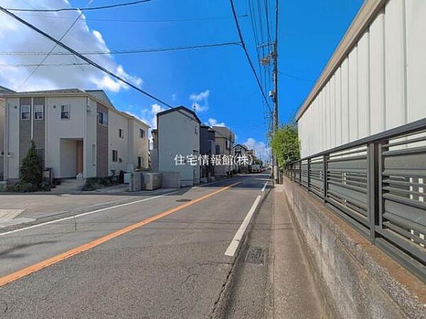 前面道路を含めた現地写真です。