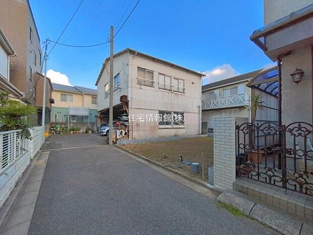 前面道路を含めた現地写真です。