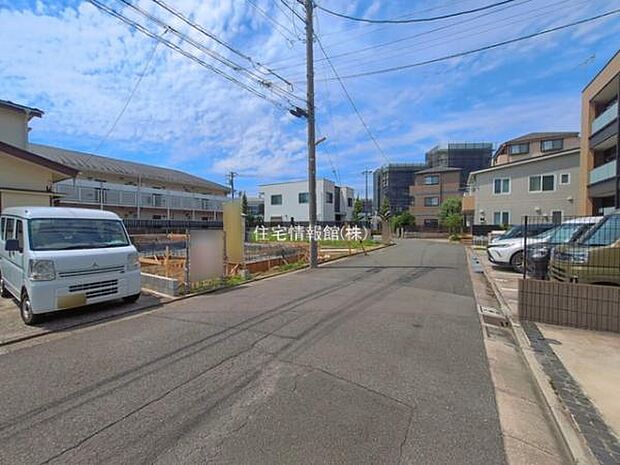 前面道路を含めた現地写真です。