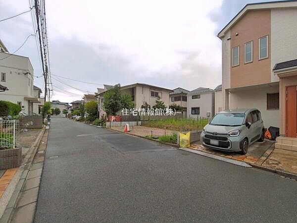 前面道路を含めた現地写真です。