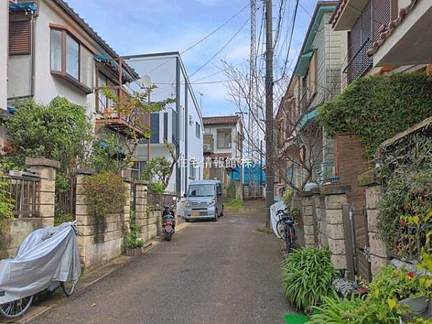 前面道路を含めた現地写真です。