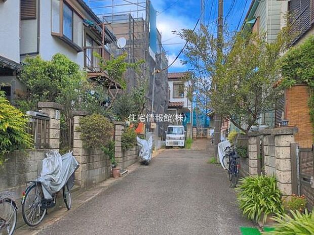 前面道路を含めた現地写真です。