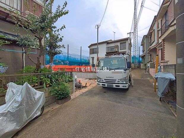 前面道路を含めた現地写真です。