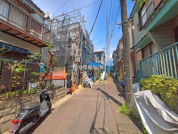 前面道路を含めた現地写真です。