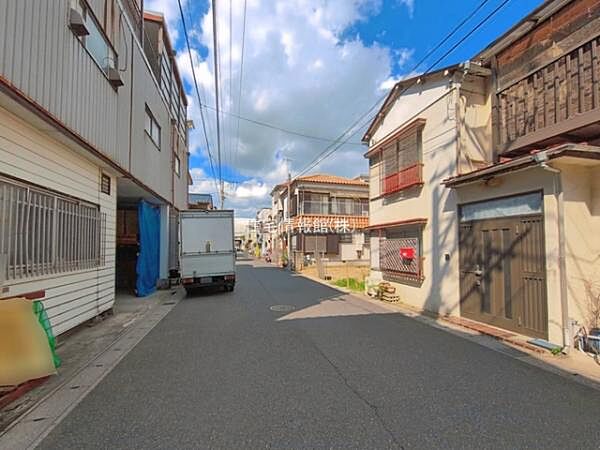 前面道路を含めた現地写真です。