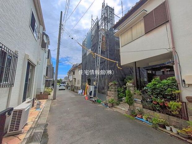前面道路を含めた現地写真です。