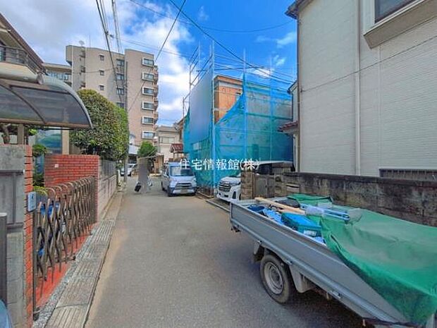 前面道路を含めた現地写真です。