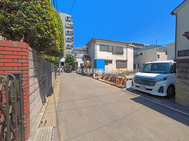 前面道路を含めた現地写真です。