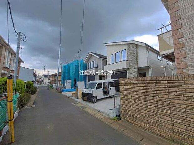 前面道路を含めた現地写真です。