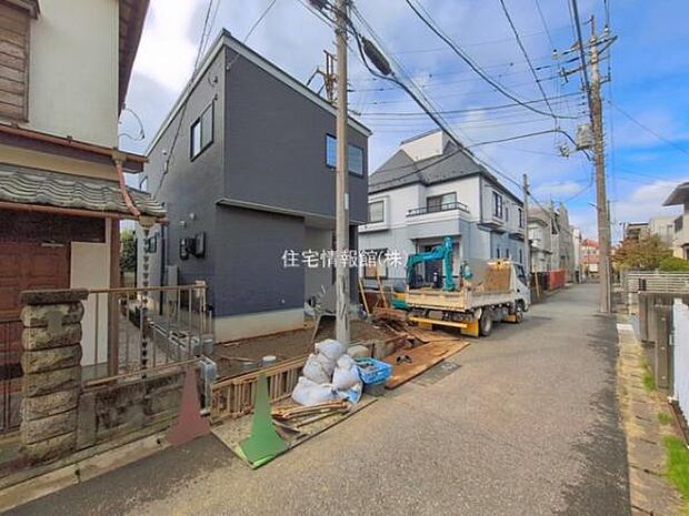 前面道路を含めた現地写真です。