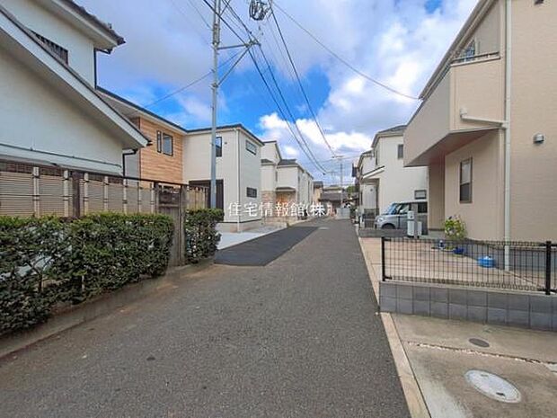 前面道路を含めた現地写真です。