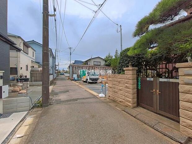 前面道路を含めた現地写真です。