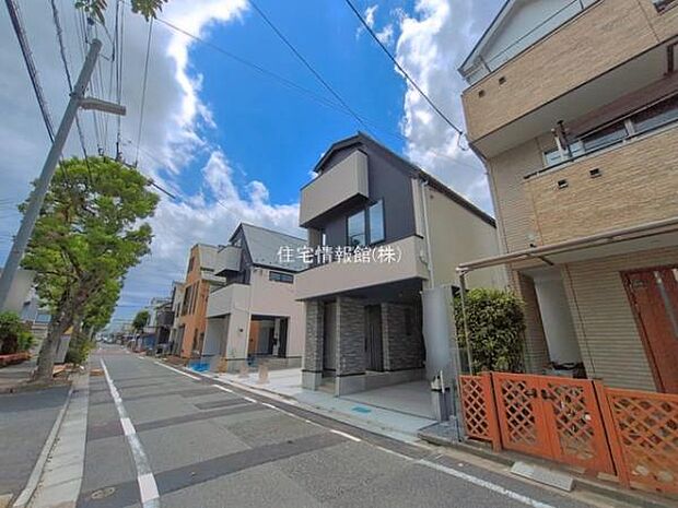 前面道路を含めた現地写真です。