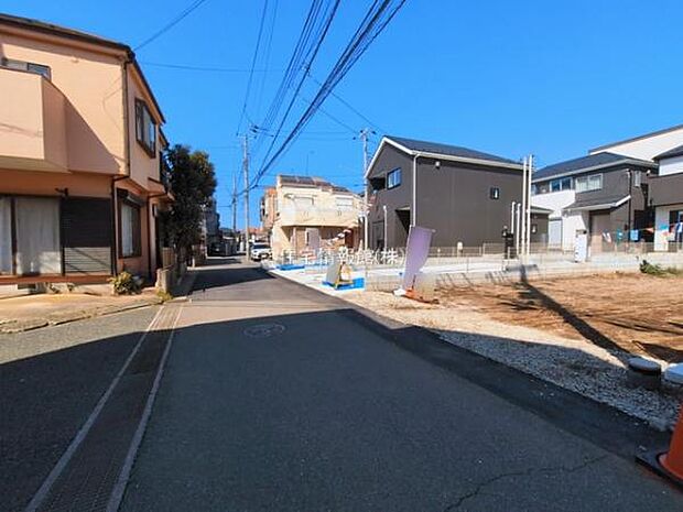 前面道路を含めた現地写真です。
