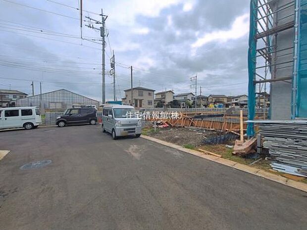 前面道路を含めた現地写真です。
