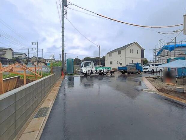 前面道路を含めた現地写真です。