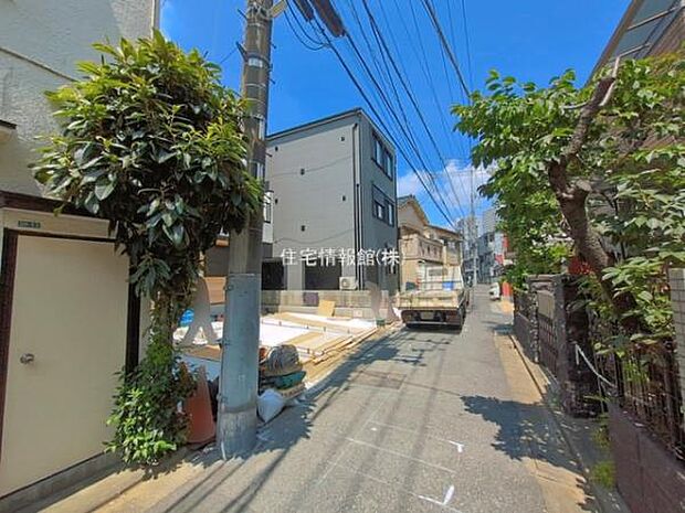 前面道路を含めた現地写真です。
