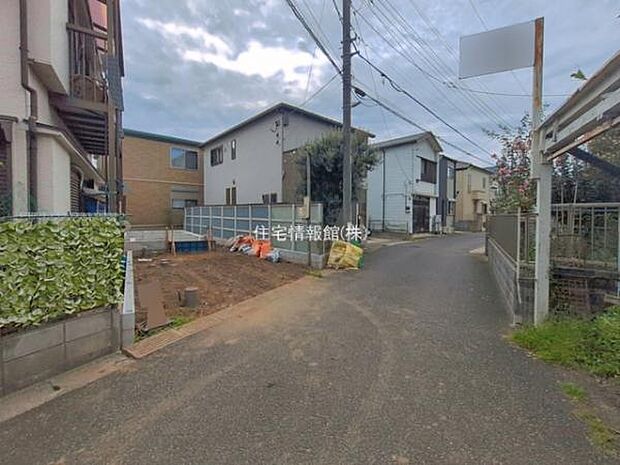 前面道路を含めた現地写真です。