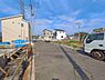 外観：前面道路を含めた現地写真です。