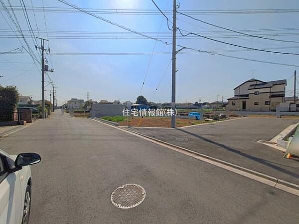 前面道路を含めた現地写真です。