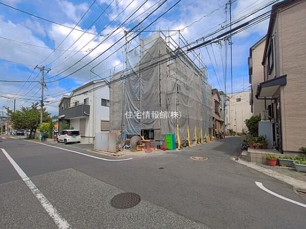 前面道路を含めた現地写真です。