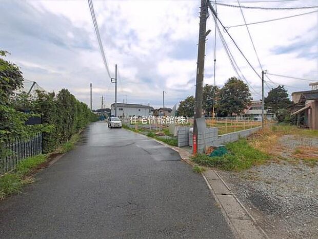 前面道路を含めた現地写真です。