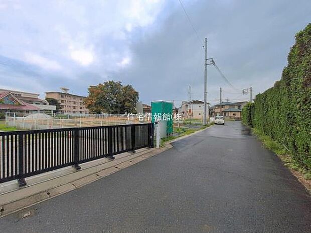 前面道路を含めた現地写真です。
