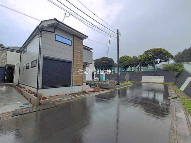 前面道路を含めた現地写真です。