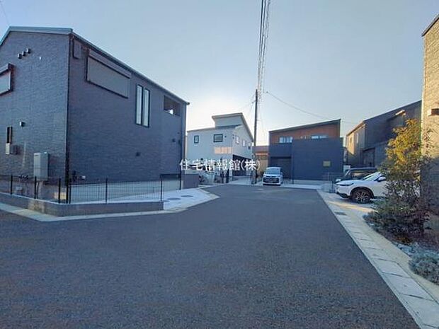 前面道路を含めた現地写真です。