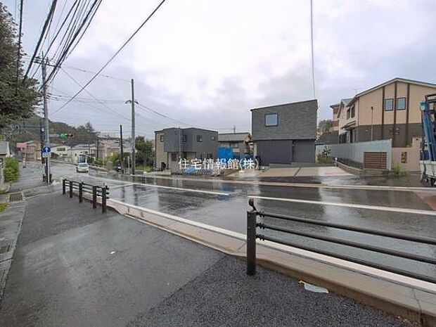 前面道路を含めた現地写真です。