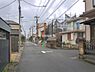 外観：前面道路を含めた現地写真です。