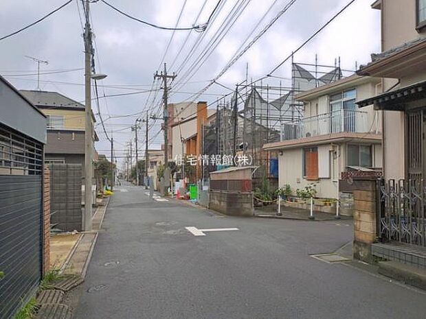 前面道路を含めた現地写真です。