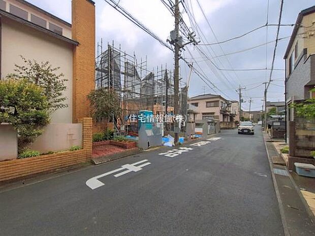 前面道路を含めた現地写真です。