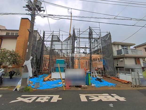 前面道路を含めた現地写真です。