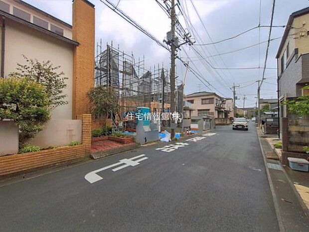前面道路を含めた現地写真です。