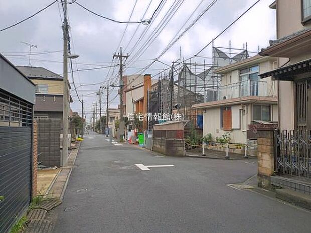 前面道路を含めた現地写真です。
