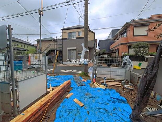前面道路を含めた現地写真です。