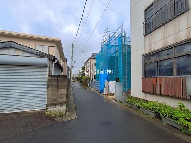 前面道路を含めた現地写真です。
