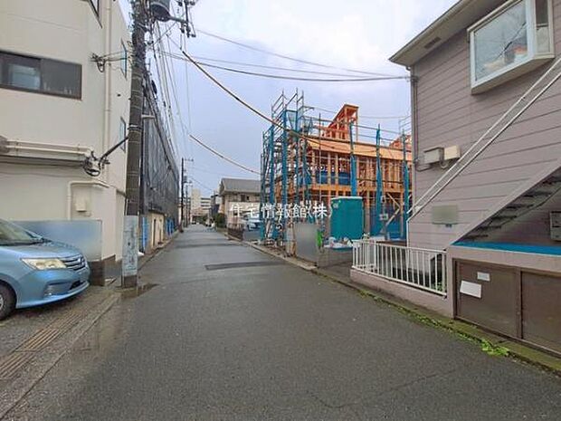 前面道路を含めた現地写真です。