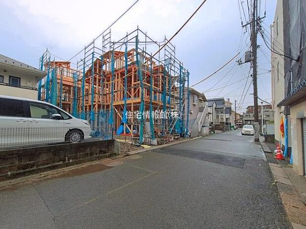 前面道路を含めた現地写真です。