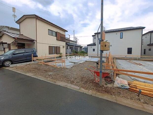 前面道路を含めた現地写真です。