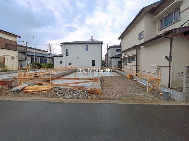 前面道路を含めた現地写真です。