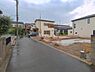 外観：前面道路を含めた現地写真です。