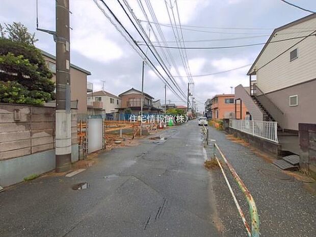 前面道路を含めた現地写真です。