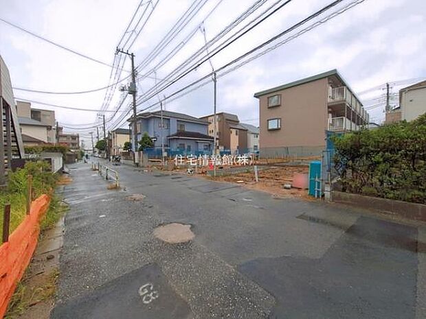 前面道路を含めた現地写真です。