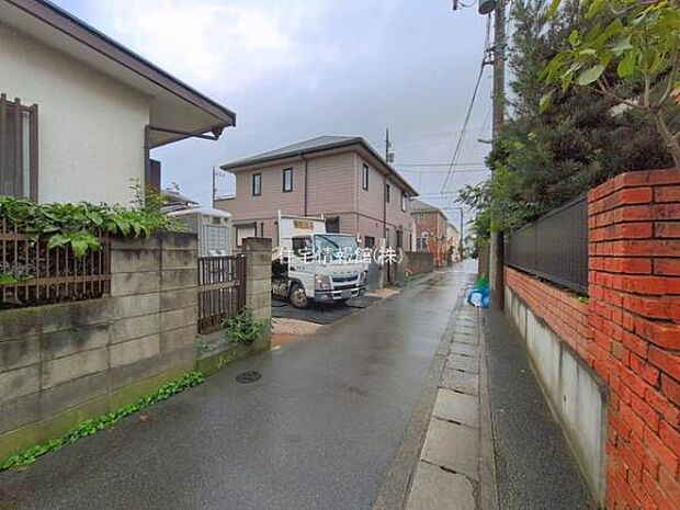 前面道路を含めた現地写真です。