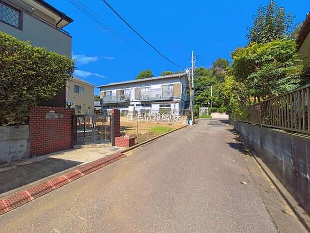 前面道路を含めた現地写真です。