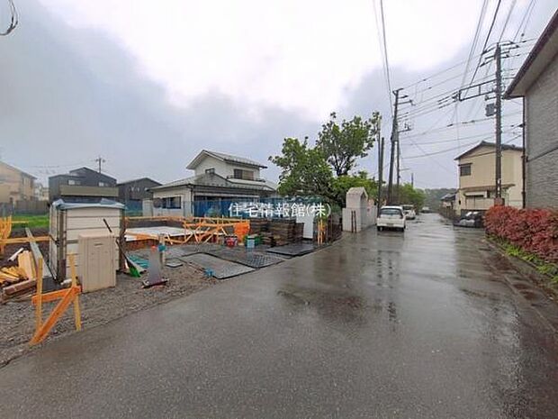 前面道路を含めた現地写真です。