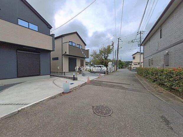前面道路を含めた現地写真です。
